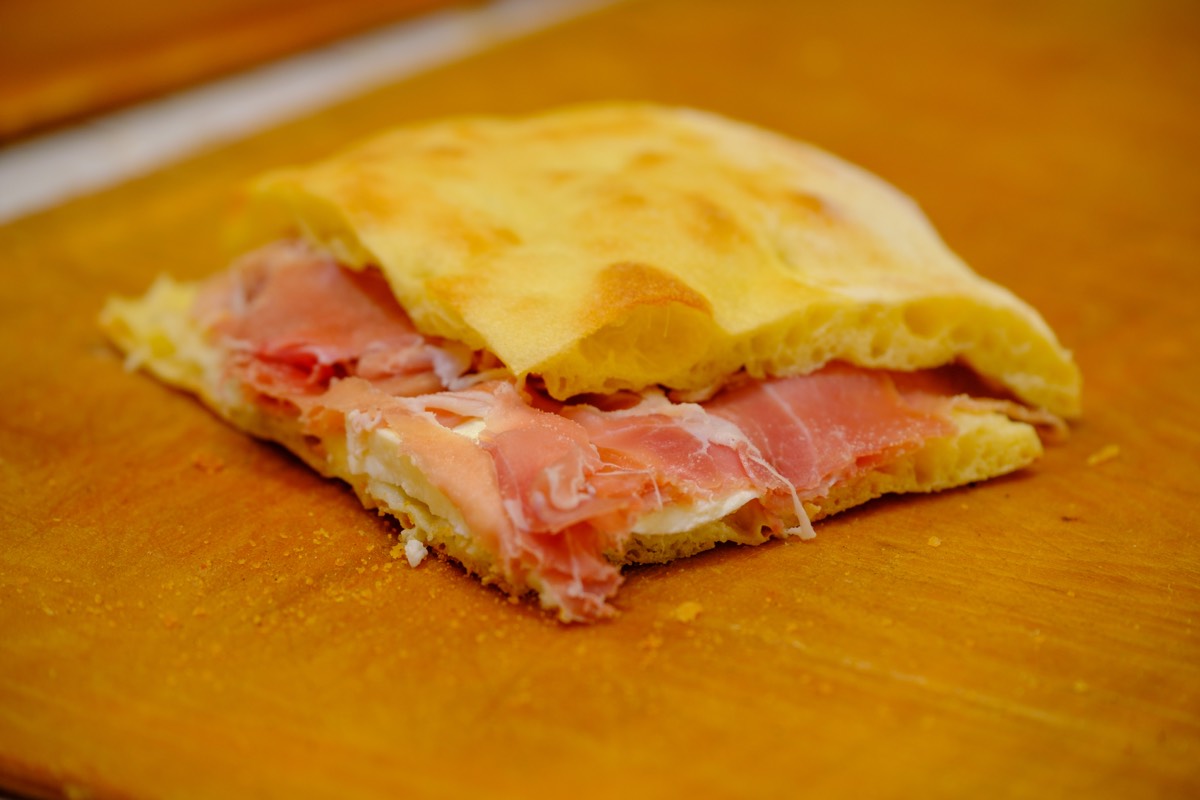 Focaccia Crudo e Mozzarella di Bufala